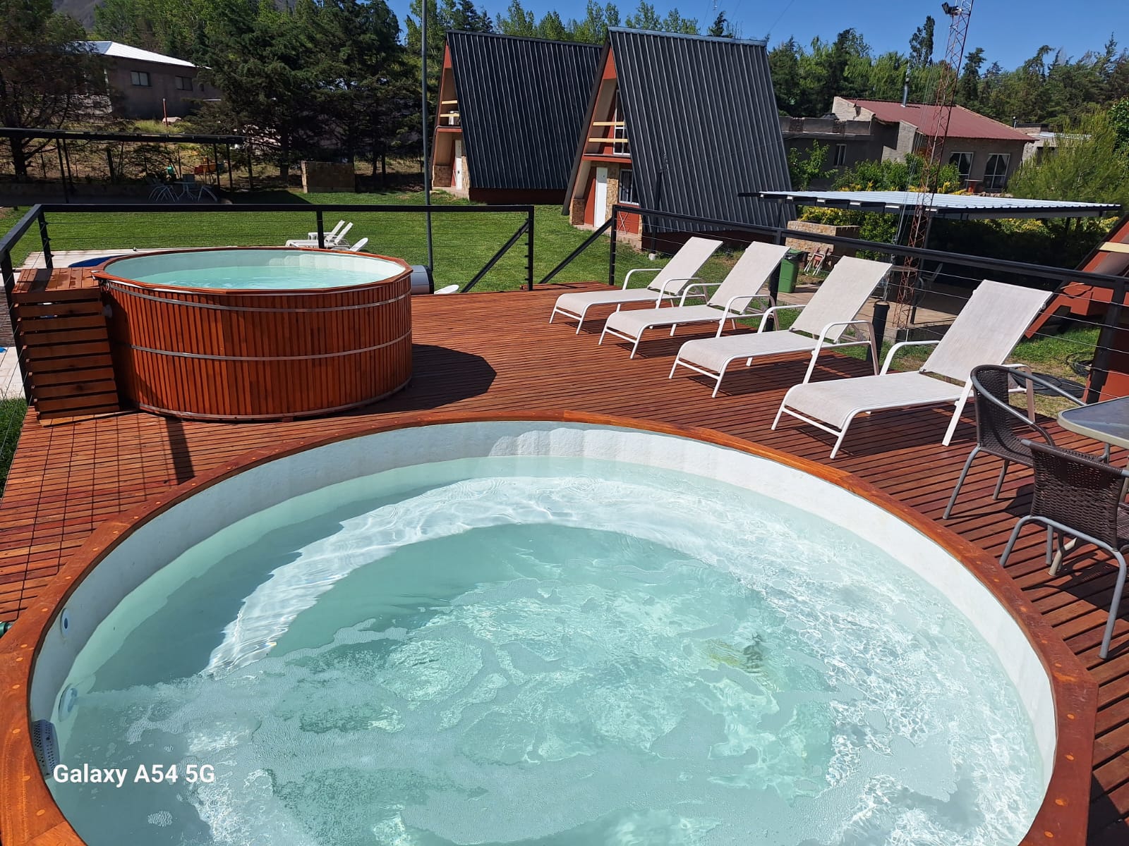 Jacuzzi y terraza con vista a la montaña