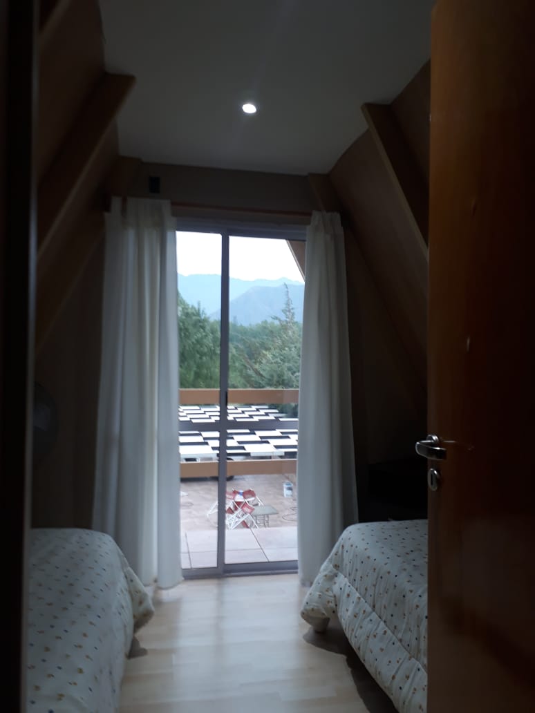 Habitación con vista a la pileta y la montaña