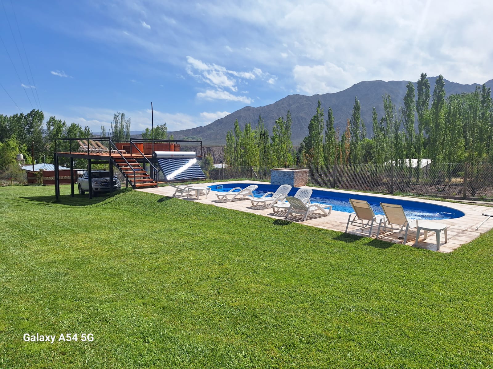 Piscina con vista a la montaña